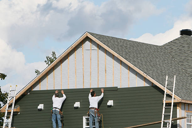 Professional Emergency Siding Repair technician working in Dundee, FL